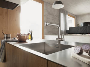 «Intelligente Funktionen, gepaart mit formaler Klarheit, prägen den Charme eines guten Designs», sagt Designer Winfried Noth über die Küchenarmatur «arwa-twin». Arwa.