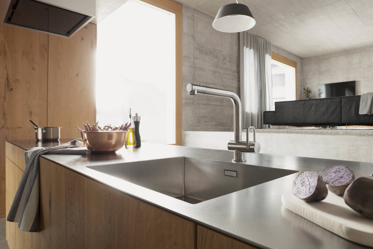 «Intelligente Funktionen, gepaart mit formaler Klarheit, prägen den Charme eines guten Designs», sagt Designer Winfried Noth über die Küchenarmatur «arwa-twin». Arwa.