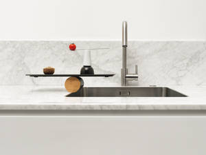 Der schmale Rand von nur 6 mm macht das Spülbecken «Mythos» zum Favoriten. Auch der Ablauf fügt sich nahtlos in den Beckenboden ein. Franke.