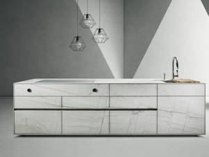 Trotz Naturstein hat die Front «ST-One» eine Stärke von nur 10 mm. Es sind sieben weitere Natursteine verfügbar. Die Schubladen werden mit einem zum Stein passenden Leder ausgelegt. Hans Eisenring.