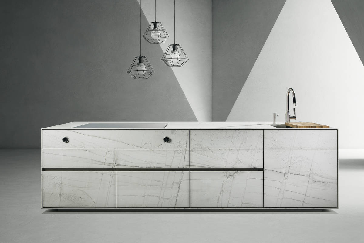 Trotz Naturstein hat die Front «ST-One» eine Stärke von nur 10 mm. Es sind sieben weitere Natursteine verfügbar. Die Schubladen werden mit einem zum Stein passenden Leder ausgelegt. Hans Eisenring.