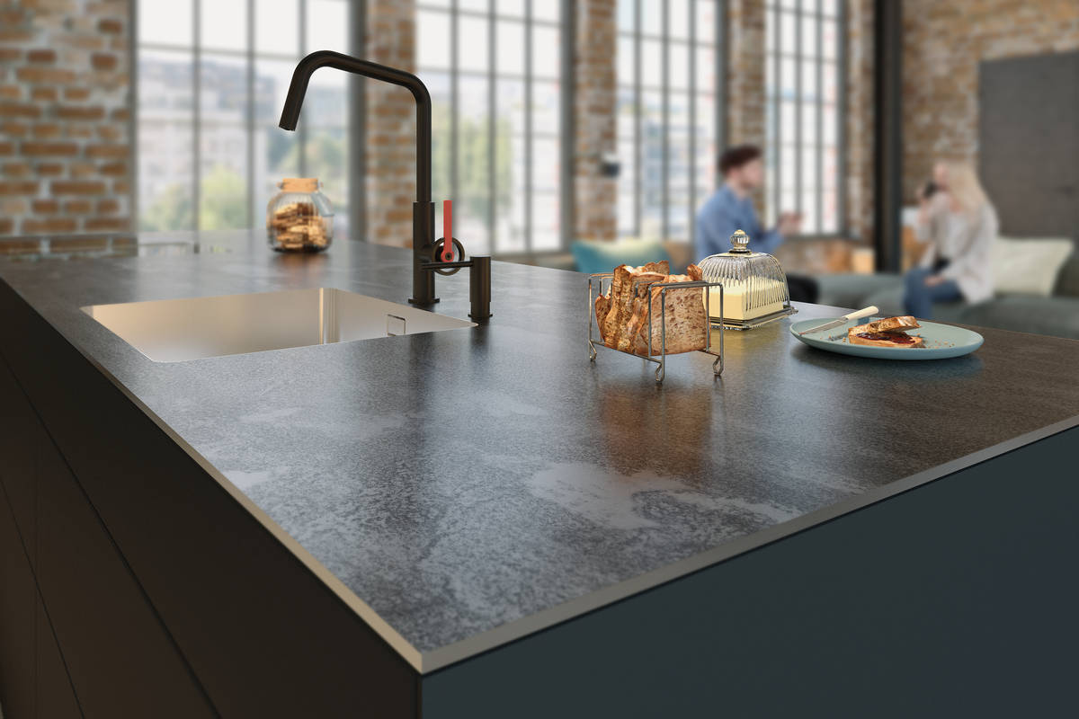 Der Produktname «BlackRange Industrial» verrät die Coolness der Arbeitsfläche. Durch die Unregelmässigkeiten und F.arb- und Strukturdifferenzen wird aus jeder Platte ein Einzelstück. Suter Inox