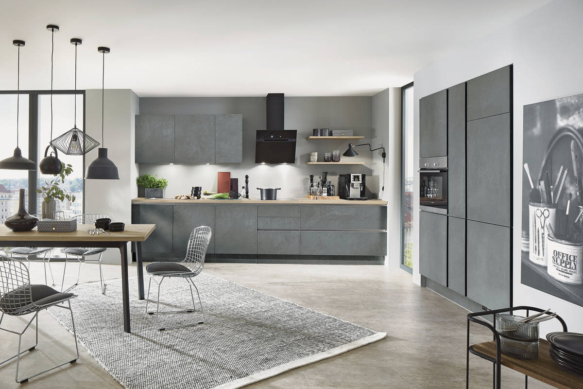 Stein geht auch als Nachbildung: Die grossformatigen Dekore wirken durch ihre dreidimensionale Oberfläche authentisch und modern. Sanitas Troesch.