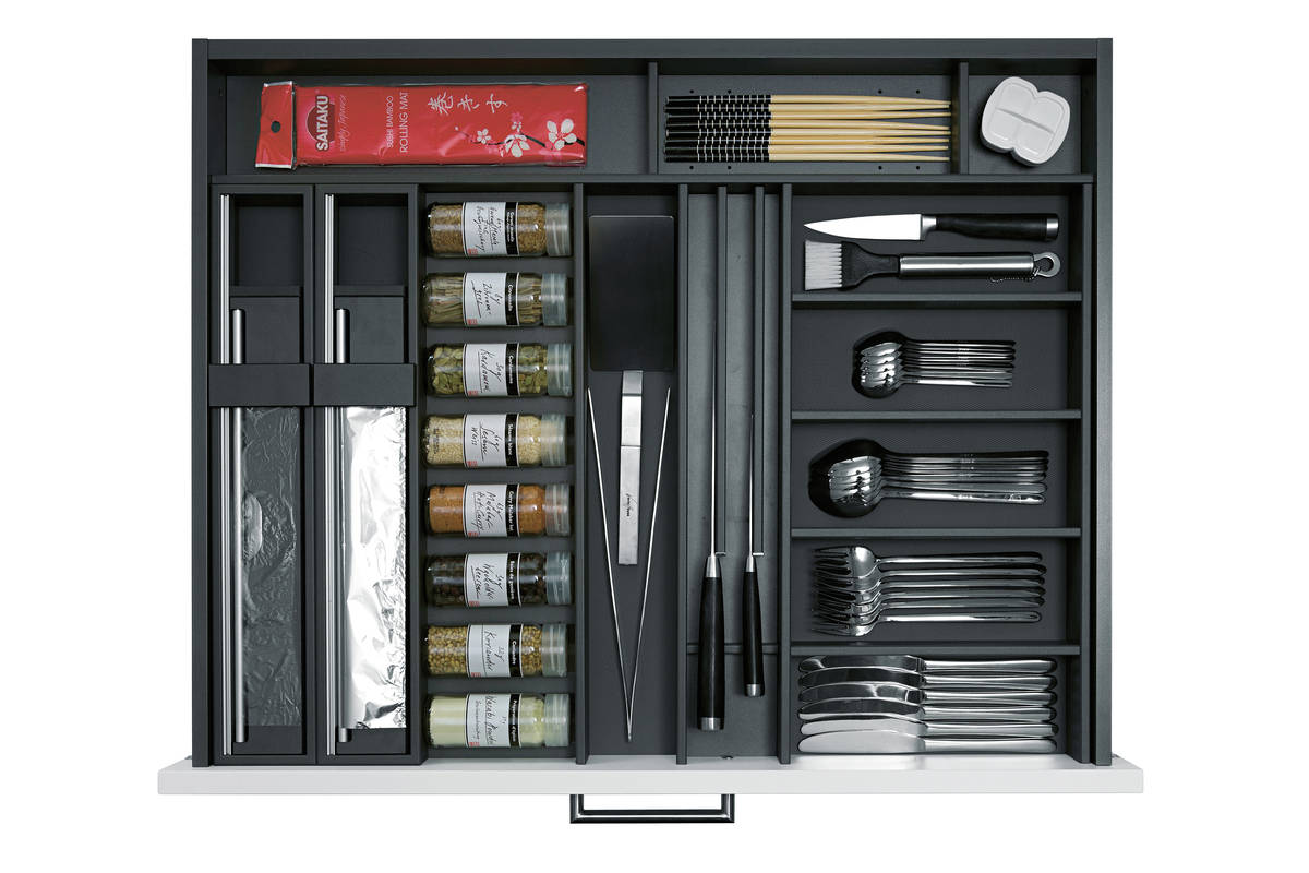 Dank der durchdachten Schubladenaufteilung lassen sich selbst kleine Utensilien und Gewürzgläser optimal verstauen und organisieren. Elbau.