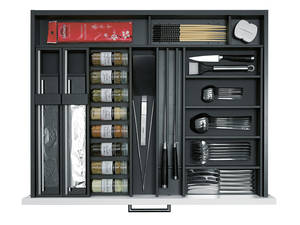 Dank der durchdachten Schubladenaufteilung lassen sich selbst kleine Utensilien und Gewürzgläser optimal verstauen und organisieren. Elbau.