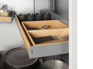 Beim Hochschrank «Pleno Plus» fahren die Tablare beim Öffnen automatisch aus dem Schrank. Wie beim Kühlschrank können auch im Türregal Utensilien verstaut werden. Peka.