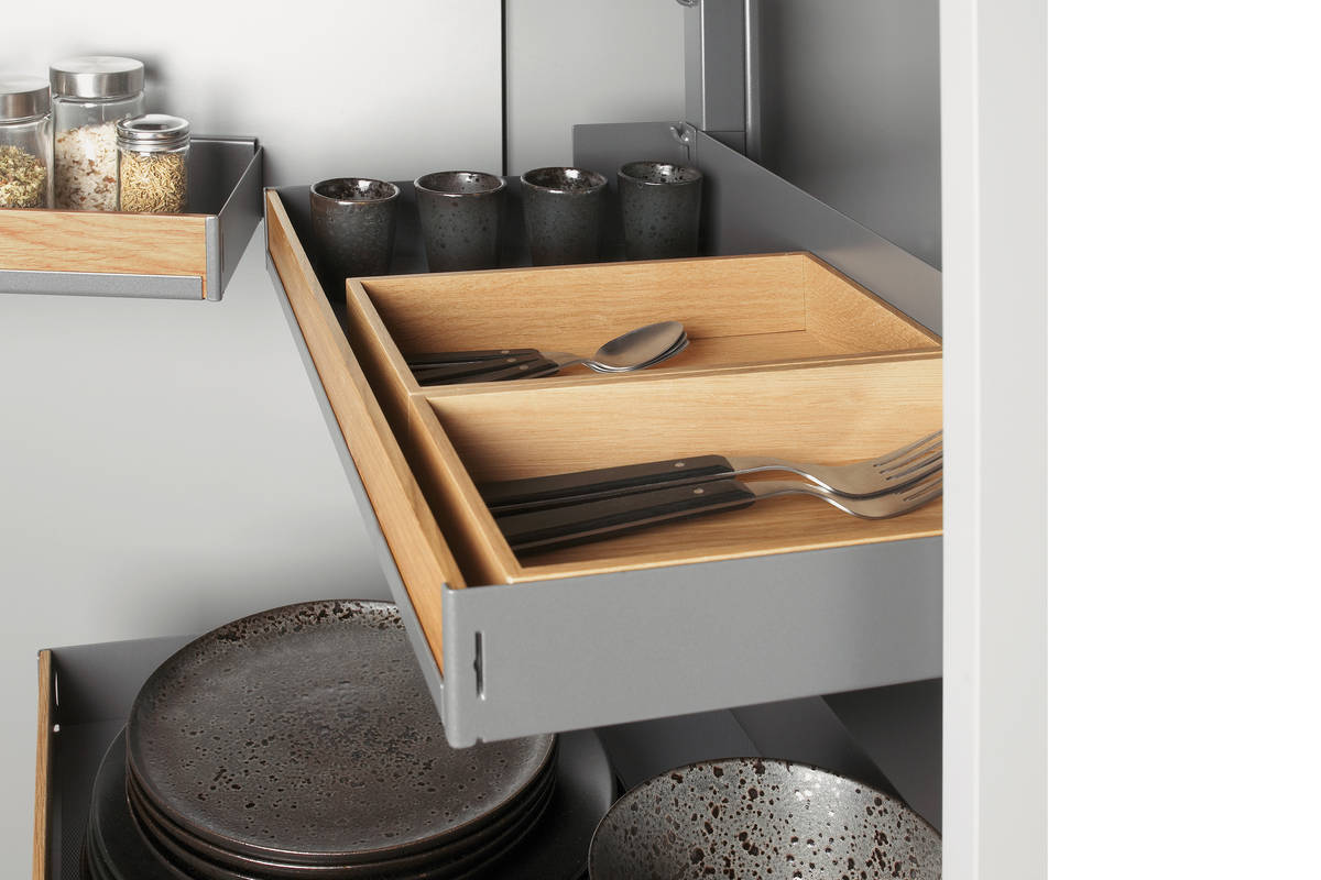 Beim Hochschrank «Pleno Plus» fahren die Tablare beim Öffnen automatisch aus dem Schrank. Wie beim Kühlschrank können auch im Türregal Utensilien verstaut werden. Peka.