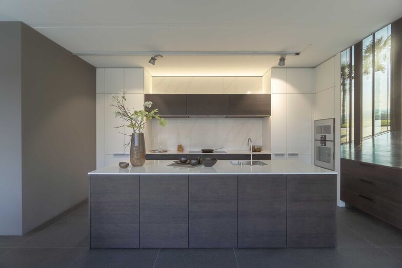 Klare Linien schaffen eine zeitlose Küchen-Komposition.