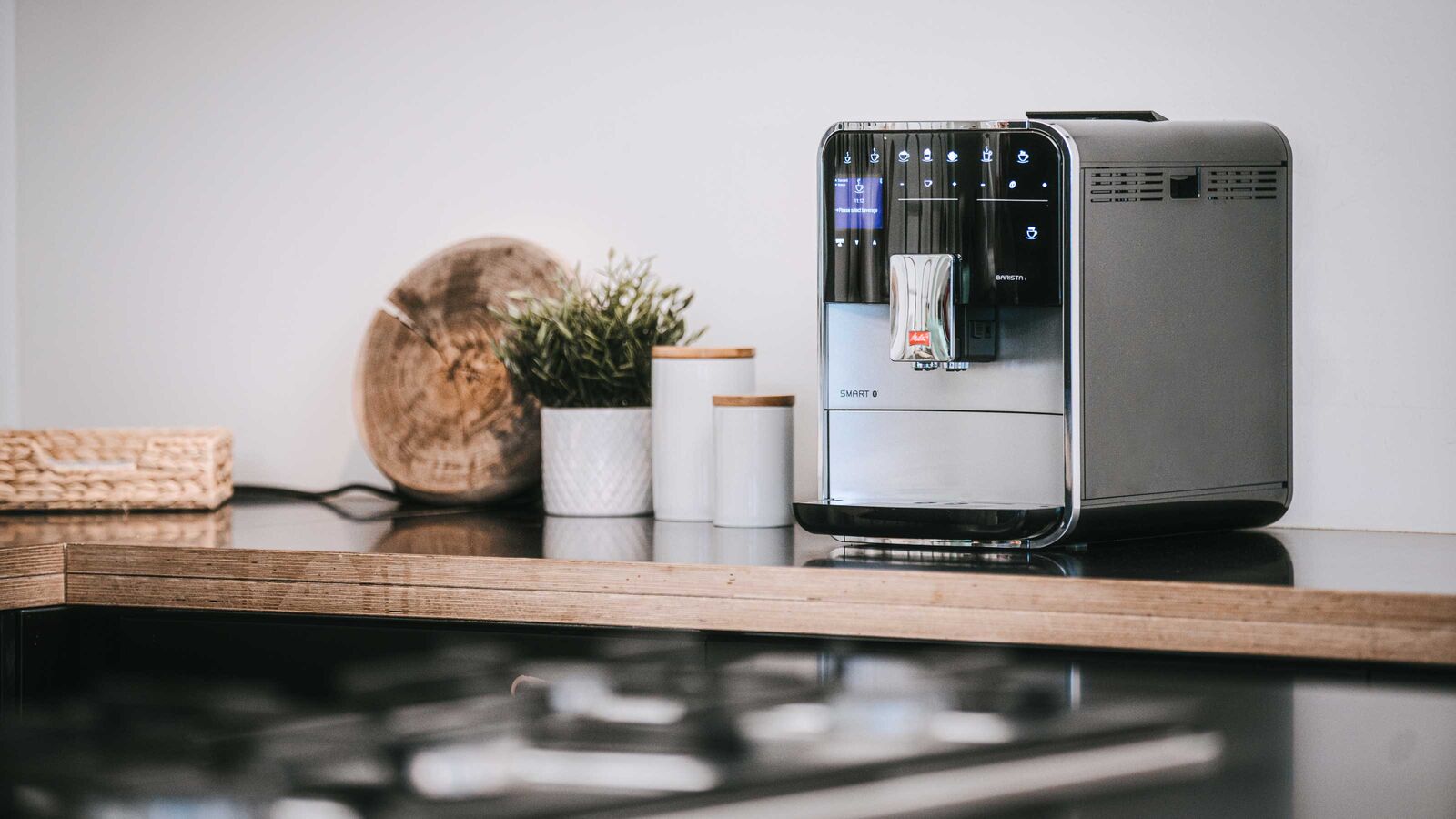 Der Kaffeevollautomat «Barista TS Smart» kann 21 unterschiedliche Kaffees aufbrühen mit smartem Bedienkomfort.