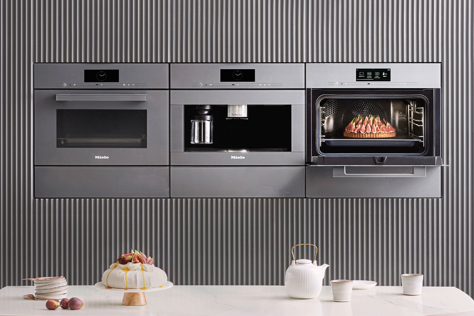 In drei neuen Designlinien präsentiert sich die Generation 7000 von Miele. Bild: Designlinie «ArtLine», komplett ohne Gerätegriffe in der Farbe Graphitgrau.