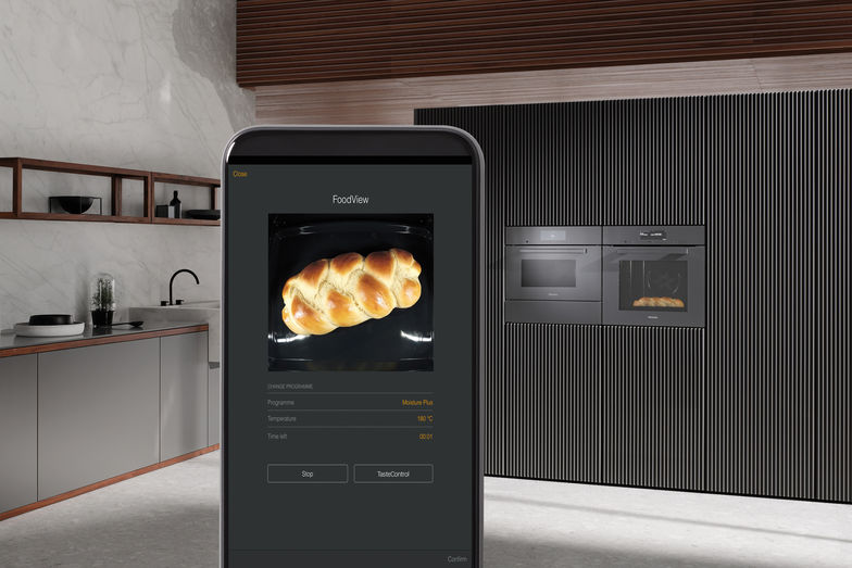 Immer den Backofen im Blick und bei Bedarf Temperatur oder Zeit per Smartphone nachjustieren: Ganz einfach per Smartphone. Die Kamera im Backofen hat alles im Fokus.