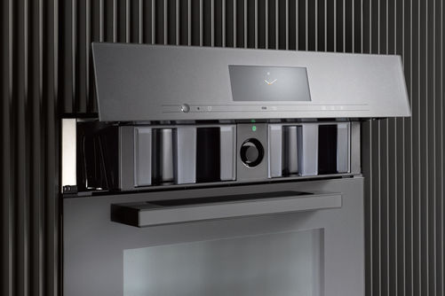 Dank dieser Konstruktion weisen sich die Combi- Dampfgarer durch einen grossen Garraum aus: Der Wassertank und ein kabelloses Speisenthermometer befinden sich hinter der Liftblende, die sich motorisch öffnet und schliesst.