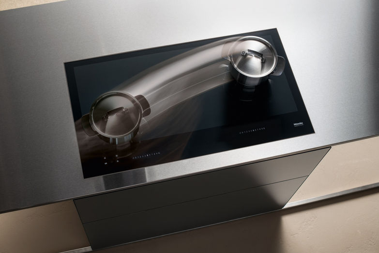 Unangefochtene Königsklasse bei den Kochfeldern ist die Vollflächeninduktion, die der Freiheit beim Kochen kaum Grenzen setzt. Bis zu sechs Töpfe, Pfannen oder Bräter lassen sich beliebig auf dem Kochfeld platzieren und bewegen. Mit der intelligenten Topferkennung, die es so nur bei Miele gibt, wandert die Zahlenreihe in der gewählten Leistungsstufe beim Verschieben des Kochgeschirrs mit.