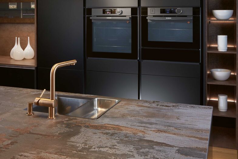 Die Optik und Haptik einer Arbeitsplatte lässt sich vor Ort inspizieren.