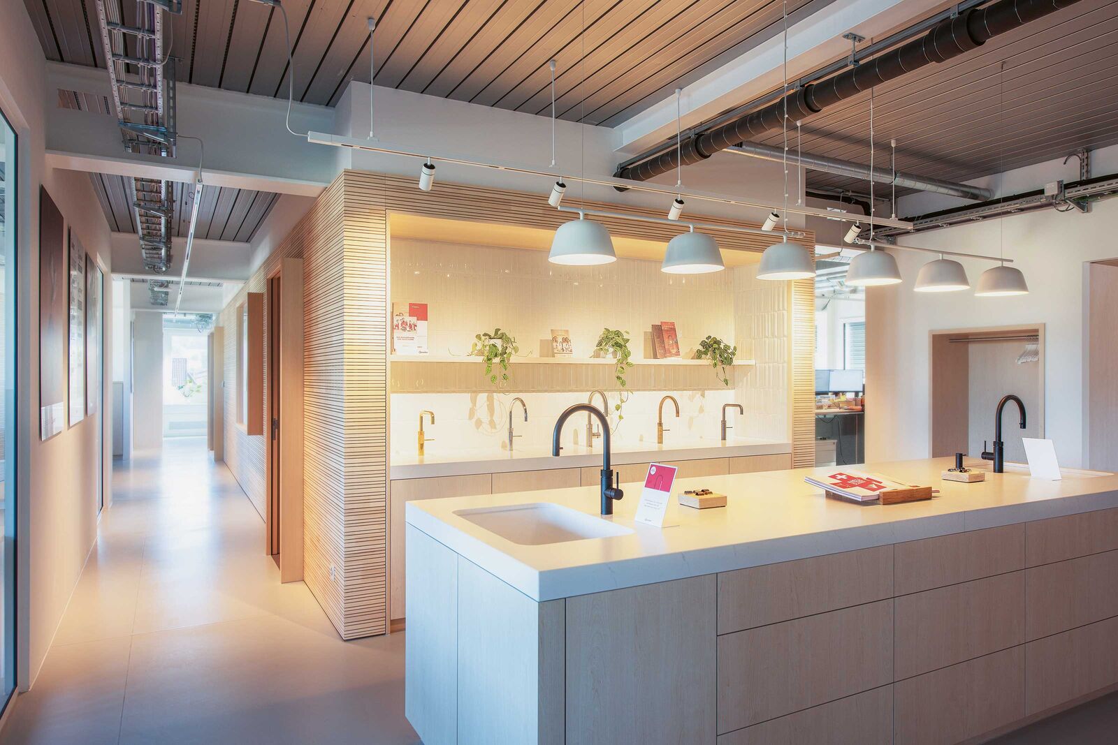 Am Hauptsitz in Kloten präsentiert die Quooker Schweiz AG die aktuelle Produktepalette.