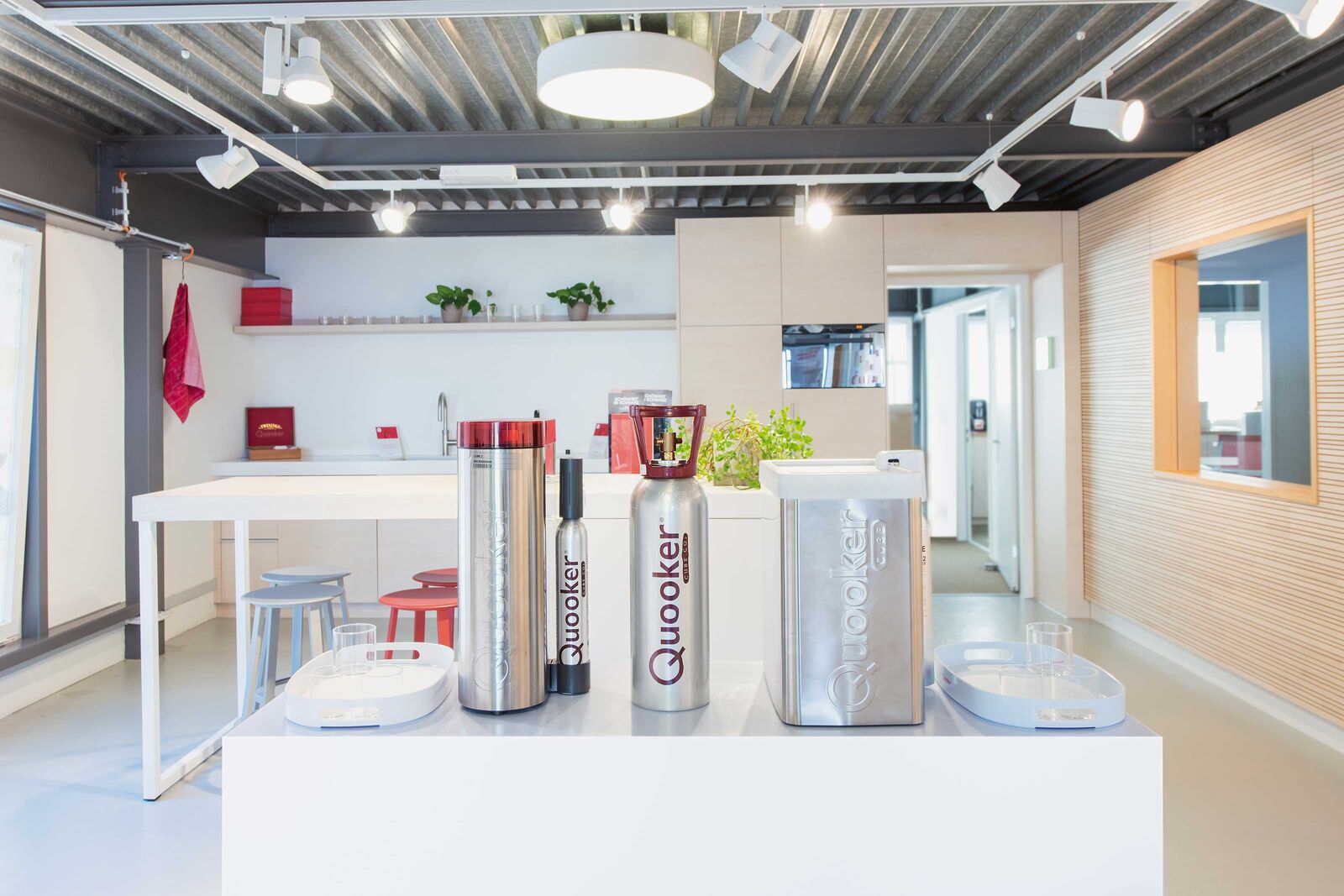 Zubehör wie CO2-Zylinder, Wasserfilter etc. befindet sich im Alltag unter der Arbeitsfläche.