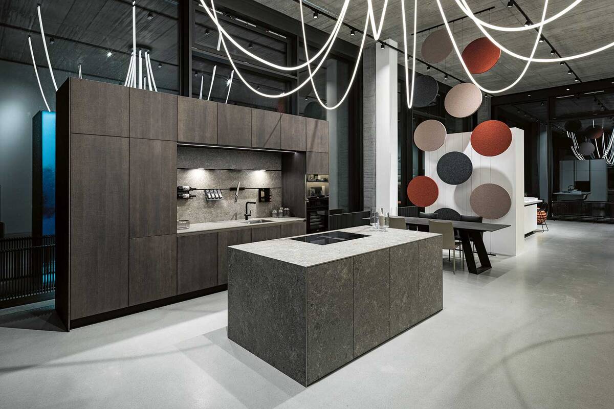 Die Küche als Teil des Ganzen: Orea hat sich auf die Einrichtung von hochwertigen, individuellen Küchen und den Innenausbau spezialisiert und strebt dabei nach einem einheitlichen Wohnkonzept. Diese Philosophie spürt man auch in den Showrooms in Zürich, Rothenburg, Bern, Basel und Chur, wo es zusätzlich Badmöbel oder Ankleiden zu bestaunen gibt. Ein junges und dynamisches Team widmet sich mit Leidenschaft der Planung und Umsetzung der Projekte. Zur Unterstützung bei der Planung steht eine grosse Materialauswahl aus natürlichen und nachhaltigen Materialien zur Verfügung. Da die Vielfalt der Materialien eine Herzensangelegenheit von Orea ist, gibt es immer wieder neue und innovative Materialien und Oberflächen zu entdecken. Orea AG.