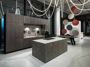 Die Küche als Teil des Ganzen: Orea hat sich auf die Einrichtung von hochwertigen, individuellen Küchen und den Innenausbau spezialisiert und strebt dabei nach einem einheitlichen Wohnkonzept. Diese Philosophie spürt man auch in den Showrooms in Zürich, Rothenburg, Bern, Basel und Chur, wo es zusätzlich Badmöbel oder Ankleiden zu bestaunen gibt. Ein junges und dynamisches Team widmet sich mit Leidenschaft der Planung und Umsetzung der Projekte. Zur Unterstützung bei der Planung steht eine grosse Materialauswahl aus natürlichen und nachhaltigen Materialien zur Verfügung. Da die Vielfalt der Materialien eine Herzensangelegenheit von Orea ist, gibt es immer wieder neue und innovative Materialien und Oberflächen zu entdecken. Orea AG.