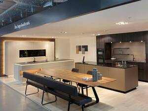 Massgefertigtes Schreinerhandwerk: In der Hauptausstellung in Schongau, wo sich auch die Schreinerei befindet, sind mehrere Küchen eingerichtet. Zusätzlich können Besucher eine grosse Musterauswahl aller verwendeten Materialien sowie modernste Küchentechnik bestaunen. Hier wird eindrucksvoll gezeigt, welche Küchenträume mit handwerklicher Präzision und Leidenschaft verwirklicht werden können. Darüber hinaus präsentiert Furrer in der Bauarena in Volketswil vier moderne Küchen, die mit den neuesten Geräten und Küchenutensilien ausgestattet sind. Furrer Küchen AG.