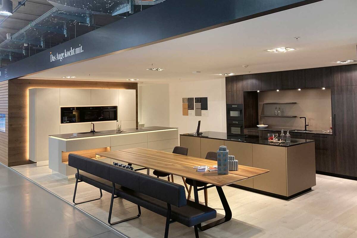 Massgefertigtes Schreinerhandwerk: In der Hauptausstellung in Schongau, wo sich auch die Schreinerei befindet, sind mehrere Küchen eingerichtet. Zusätzlich können Besucher eine grosse Musterauswahl aller verwendeten Materialien sowie modernste Küchentechnik bestaunen. Hier wird eindrucksvoll gezeigt, welche Küchenträume mit handwerklicher Präzision und Leidenschaft verwirklicht werden können. Darüber hinaus präsentiert Furrer in der Bauarena in Volketswil vier moderne Küchen, die mit den neuesten Geräten und Küchenutensilien ausgestattet sind. Furrer Küchen AG.