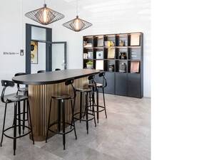 Farben, Formen und Oberflächen im Einklang: Morath AG Design ist ein kompetenter Ansprechpartner für Küchenabdeckungen, Fronten, Becken sowie massgeschneiderte Ideen und exklusive Wünsche im Innenausbau. Durch die Partnerschaft mit der Erge Küchentechnik GmbH erweitert sich das Sortiment um Dunstabzüge und Kochfelder. Im Showroom in Allschwil werden die hochwertigen und individuellen Produkte ausgestellt, wobei Farben, Materialien, Technik und Design zur Inspiration einladen. Neben Ausstellungsstücken und Mustern zum Anschauen und Anfassen können auf Terminvereinbarung auch umfassende Beratungstermine mit dem erfahrenen Verkaufsteam vereinbart werden. Morath AG Design.