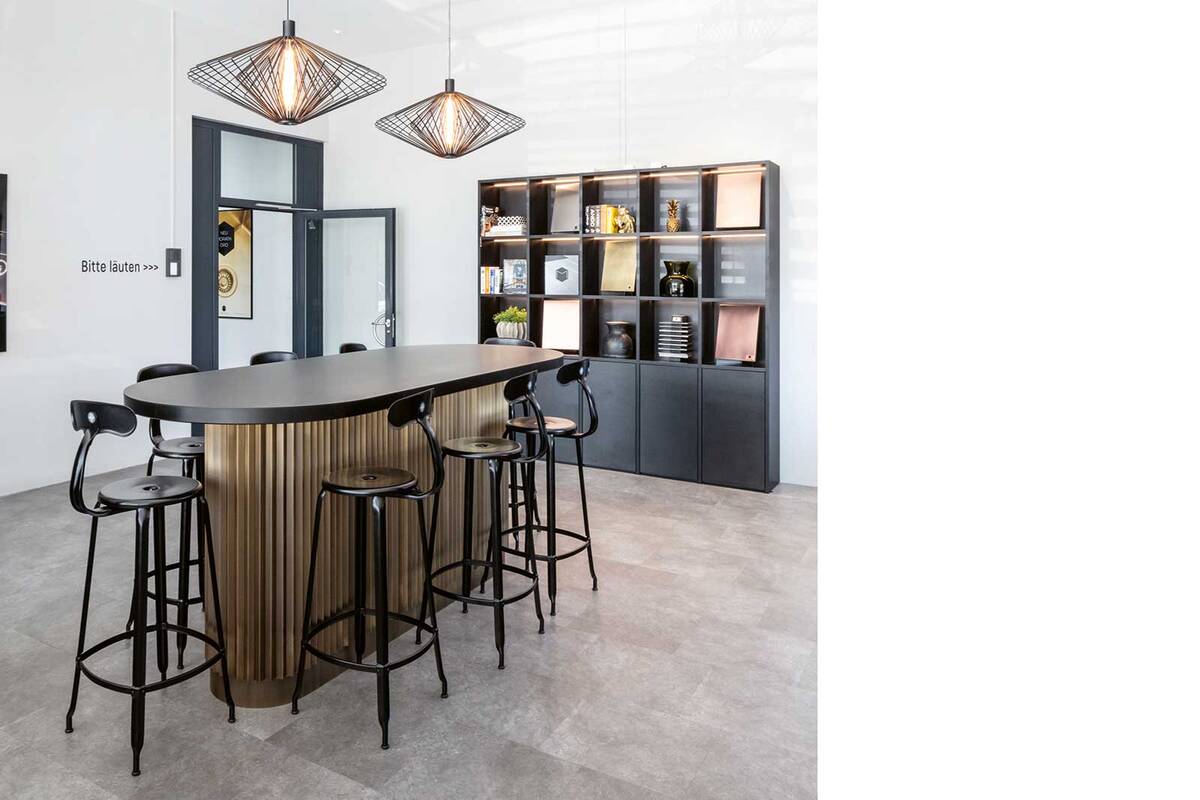 Farben, Formen und Oberflächen im Einklang: Morath AG Design ist ein kompetenter Ansprechpartner für Küchenabdeckungen, Fronten, Becken sowie massgeschneiderte Ideen und exklusive Wünsche im Innenausbau. Durch die Partnerschaft mit der Erge Küchentechnik GmbH erweitert sich das Sortiment um Dunstabzüge und Kochfelder. Im Showroom in Allschwil werden die hochwertigen und individuellen Produkte ausgestellt, wobei Farben, Materialien, Technik und Design zur Inspiration einladen. Neben Ausstellungsstücken und Mustern zum Anschauen und Anfassen können auf Terminvereinbarung auch umfassende Beratungstermine mit dem erfahrenen Verkaufsteam vereinbart werden. Morath AG Design.