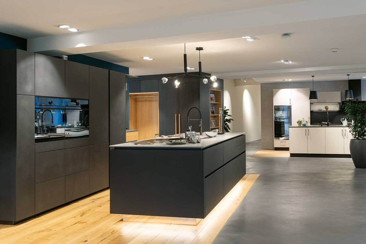 Küchen erleben: Dank moderner 3D-Tools lässt sich die Planung einer neuen Küche besonders gut visualisieren. Als ideale Ergänzung dazu bieten die Küchenausstellungen in Unterhörstetten, Schlieren, Gossau SG und Rapperswil SG die Möglichkeit, Küchen hautnah zu erleben und auszuprobieren. Küchen benötigen Platz, deshalb sind auch die Ausstellungsflächen entsprechend grosszügig gestaltet. Allein in Schlieren präsentieren sich die hochwertigen und attraktiven Küchen auf einer Fläche von 500 Quadratmetern. Auch in Gossau und Unterhörstetten gibt es jeweils 15 Küchen zu entdecken. Herzog Küchen AG.