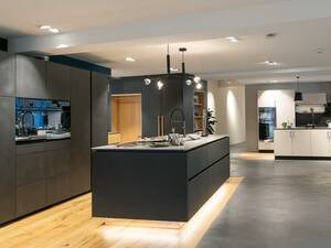 Küchen erleben: Dank moderner 3D-Tools lässt sich die Planung einer neuen Küche besonders gut visualisieren. Als ideale Ergänzung dazu bieten die Küchenausstellungen in Unterhörstetten, Schlieren, Gossau SG und Rapperswil SG die Möglichkeit, Küchen hautnah zu erleben und auszuprobieren. Küchen benötigen Platz, deshalb sind auch die Ausstellungsflächen entsprechend grosszügig gestaltet. Allein in Schlieren präsentieren sich die hochwertigen und attraktiven Küchen auf einer Fläche von 500 Quadratmetern. Auch in Gossau und Unterhörstetten gibt es jeweils 15 Küchen zu entdecken. Herzog Küchen AG.