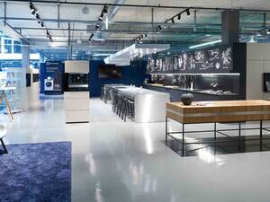 Hier kommen Sie auf den Geschmack: In den zehn sogenannten «Taste Galleries» bietet Electrolux viel mehr als nur eine persönliche Produktberatung zur Unterstützung der Kaufentscheidung. Es finden Kochkurse und kulinarische Events statt, bei denen man die Ergebnisse aus den Gerätschaften direkt testen und geniessen kann. Nach dem Kauf eines Steamers lernen die neuen Gerätebesitzer das neue Küchengerät in einer Demo von A bis Z kennen und können ihn gleich selbst testen. Besitzer von «ProfiLine»-Geräten haben im Rahmen eines kulinarischen Abends die Gelegenheit, die Geräte in Aktion zu erleben und dabei von den Profis bei der Zubereitung der Speisen zu lernen. Electrolux AG.