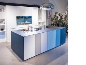 Traumküche für jedes Budget: Wer die passende Küche für sich finden will, sollte unterschiedliche Ausstattungen und Materialien anfassen und ausprobieren. In einer Küchenausstellung mit einem breiten Sortiment und abwechslungsreichen Kücheneinrichtungen gelingt das am besten. Sanitas Troesch präsentiert in seinen elf modernen Küchenausstellungen Traumküchen in unterschiedlichsten Stilen und Preisklassen. Von modernen Landhausküchen kann man sich genauso inspirieren lassen wie von einer zeitlosen Designküche oder von unkonventionellen Ausstattungen. Sanitas Troesch AG.