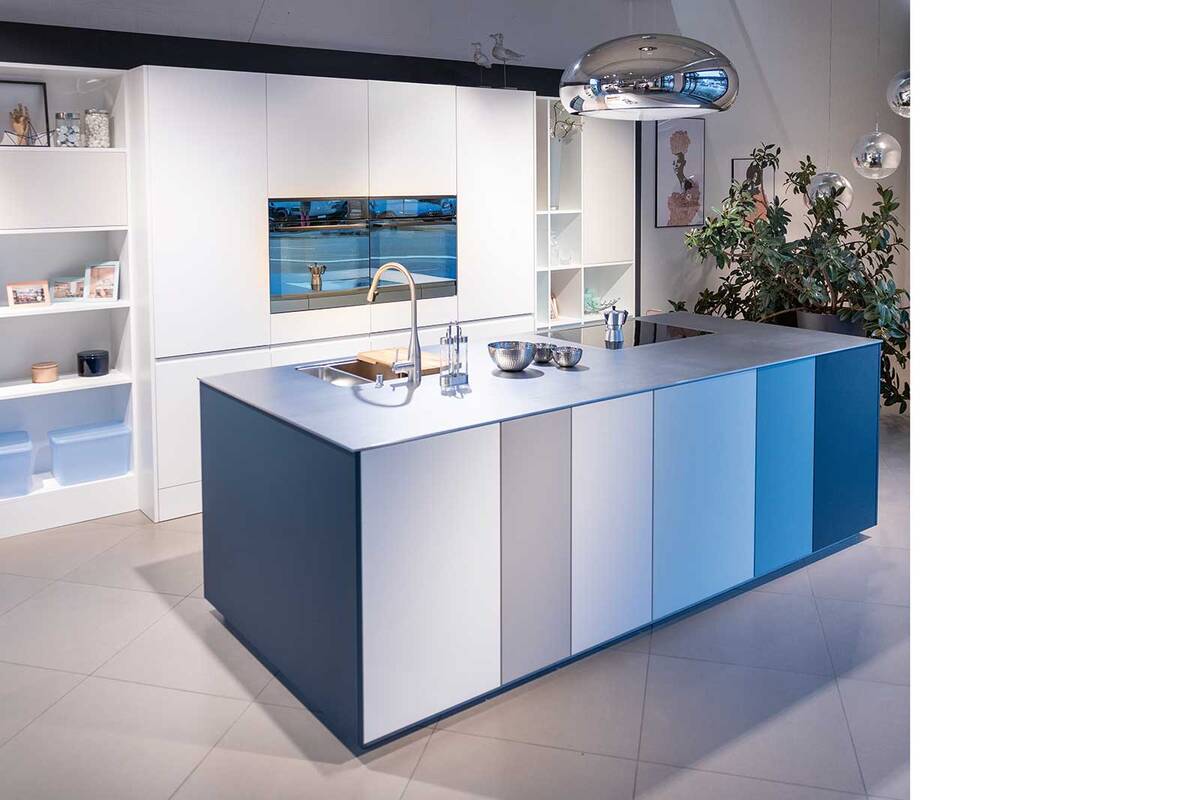 Traumküche für jedes Budget: Wer die passende Küche für sich finden will, sollte unterschiedliche Ausstattungen und Materialien anfassen und ausprobieren. In einer Küchenausstellung mit einem breiten Sortiment und abwechslungsreichen Kücheneinrichtungen gelingt das am besten. Sanitas Troesch präsentiert in seinen elf modernen Küchenausstellungen Traumküchen in unterschiedlichsten Stilen und Preisklassen. Von modernen Landhausküchen kann man sich genauso inspirieren lassen wie von einer zeitlosen Designküche oder von unkonventionellen Ausstattungen. Sanitas Troesch AG.