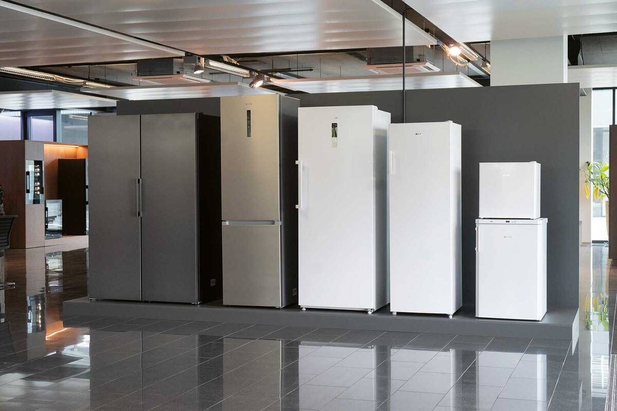 Kühlen, Kochen, Spülen und Waschen: Im Hauptsitz in Studen (BE) präsentiert Fors auf 1200 Quadratmetern Ausstellungsfläche eine breite Auswahl aus dem Gerätesortiment der Bereiche Haushalt, Gewerbe und Mediline. Der Showroom steht den Endkonsumenten während der Geschäftsöffnungszeiten für die Produkteberatung genauso zur Verfügung wie den Fachpartnern. Um eine Betreuung und Beratung zu gewährleisten, wird eine Terminvereinbarung empfohlen. In der Ausstellung erleben die Kunden Backöfen, Combi-Steamer, Mikrowellen, Dunstabzugshauben, Kochfelder, Geschirrspüler, Kühl- und Gefrierschränke, Weinschränke, Eismaschinen und vieles mehr. Fors AG.