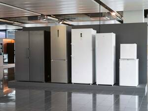 Kühlen, Kochen, Spülen und Waschen: Im Hauptsitz in Studen (BE) präsentiert Fors auf 1200 Quadratmetern Ausstellungsfläche eine breite Auswahl aus dem Gerätesortiment der Bereiche Haushalt, Gewerbe und Mediline. Der Showroom steht den Endkonsumenten während der Geschäftsöffnungszeiten für die Produkteberatung genauso zur Verfügung wie den Fachpartnern. Um eine Betreuung und Beratung zu gewährleisten, wird eine Terminvereinbarung empfohlen. In der Ausstellung erleben die Kunden Backöfen, Combi-Steamer, Mikrowellen, Dunstabzugshauben, Kochfelder, Geschirrspüler, Kühl- und Gefrierschränke, Weinschränke, Eismaschinen und vieles mehr. Fors AG.