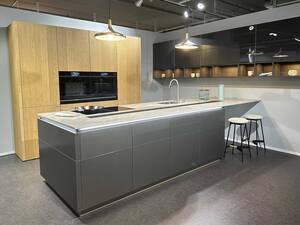 Spezialpreise auf Ausstellungsküchen: Der Besuch einer Küchenausstellung inspiriert und ermöglicht es, Oberflächen, Geräte und Einbauten aus nächster Nähe zu erleben. Damit die Kunden stets die aktuellen Trends und Innovationen entdecken können, tauscht Fust die ausgestellten Küchen regelmässig aus. Diese Ausstellungsküchen werden zu attraktiven Konditionen angeboten. Passt die Küche nicht perfekt in den gegebenen Raum? Das ist kein Problem, denn die Ausstellungsstücke werden optimal an den Raum angepasst. Dipl. Ing. Fust.