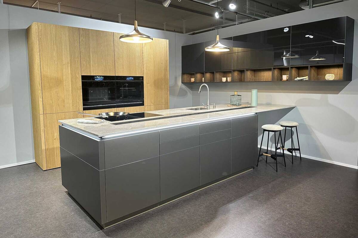 Spezialpreise auf Ausstellungsküchen: Der Besuch einer Küchenausstellung inspiriert und ermöglicht es, Oberflächen, Geräte und Einbauten aus nächster Nähe zu erleben. Damit die Kunden stets die aktuellen Trends und Innovationen entdecken können, tauscht Fust die ausgestellten Küchen regelmässig aus. Diese Ausstellungsküchen werden zu attraktiven Konditionen angeboten. Passt die Küche nicht perfekt in den gegebenen Raum? Das ist kein Problem, denn die Ausstellungsstücke werden optimal an den Raum angepasst. Dipl. Ing. Fust.