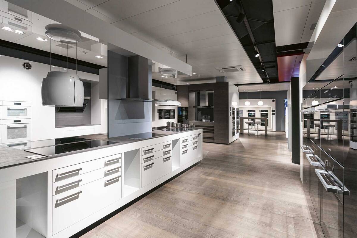Das perfekte Küchengerät finden: Das Experience Center in Spreitenbach ist ein modernes Ausstellungszentrum, das die gesamte Produktpalette von Miele in einem eleganten Zusammenspiel von Design und Technik präsentiert. Besucher erhalten hier individuelle Beratungen, um das ideale Gerät für ihren Haushalt zu finden. Im Zentrum stehen innovative Haushaltsgeräte – von Backöfen und Kühlschränken über Kaffeemaschinen und Staubsauger bis hin zu Geschirrspülern, Waschmaschinen und Trocknern, die vor Ort in Augenschein genommen werden können. Miele Experience Center.