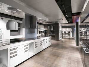 Das perfekte Küchengerät finden: Das Experience Center in Spreitenbach ist ein modernes Ausstellungszentrum, das die gesamte Produktpalette von Miele in einem eleganten Zusammenspiel von Design und Technik präsentiert. Besucher erhalten hier individuelle Beratungen, um das ideale Gerät für ihren Haushalt zu finden. Im Zentrum stehen innovative Haushaltsgeräte – von Backöfen und Kühlschränken über Kaffeemaschinen und Staubsauger bis hin zu Geschirrspülern, Waschmaschinen und Trocknern, die vor Ort in Augenschein genommen werden können. Miele Experience Center.
