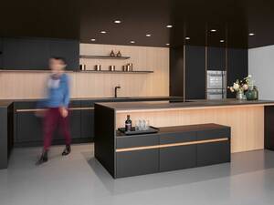 Küchenkultur hautnah: Das «Inforama» bietet eine eindrucksvolle Küchenausstellung, die auf einzigartige Weise zeigt, wie Elbau Küchenplanung und -bau interpretiert. Neben der Küchenausstellung mit kompletten Traumküchen und cleveren Details gibt es im 500 Quadratmeter grossen Showroom in Bühler auch neue Möbelkreationen, eine Übersicht an Küchenarmaturen, Materialien und Oberflächen zu entdecken. Termine für Besichtigungen sollten  vorab vereinbart werden. Die individuelle Planung und Realisation der Küche erfolgen durch einen Elbau-Partner in der Region. Elbau Küchen.