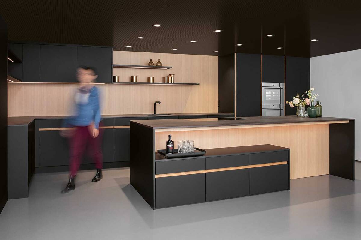 Küchenkultur hautnah: Das «Inforama» bietet eine eindrucksvolle Küchenausstellung, die auf einzigartige Weise zeigt, wie Elbau Küchenplanung und -bau interpretiert. Neben der Küchenausstellung mit kompletten Traumküchen und cleveren Details gibt es im 500 Quadratmeter grossen Showroom in Bühler auch neue Möbelkreationen, eine Übersicht an Küchenarmaturen, Materialien und Oberflächen zu entdecken. Termine für Besichtigungen sollten  vorab vereinbart werden. Die individuelle Planung und Realisation der Küche erfolgen durch einen Elbau-Partner in der Region. Elbau Küchen.