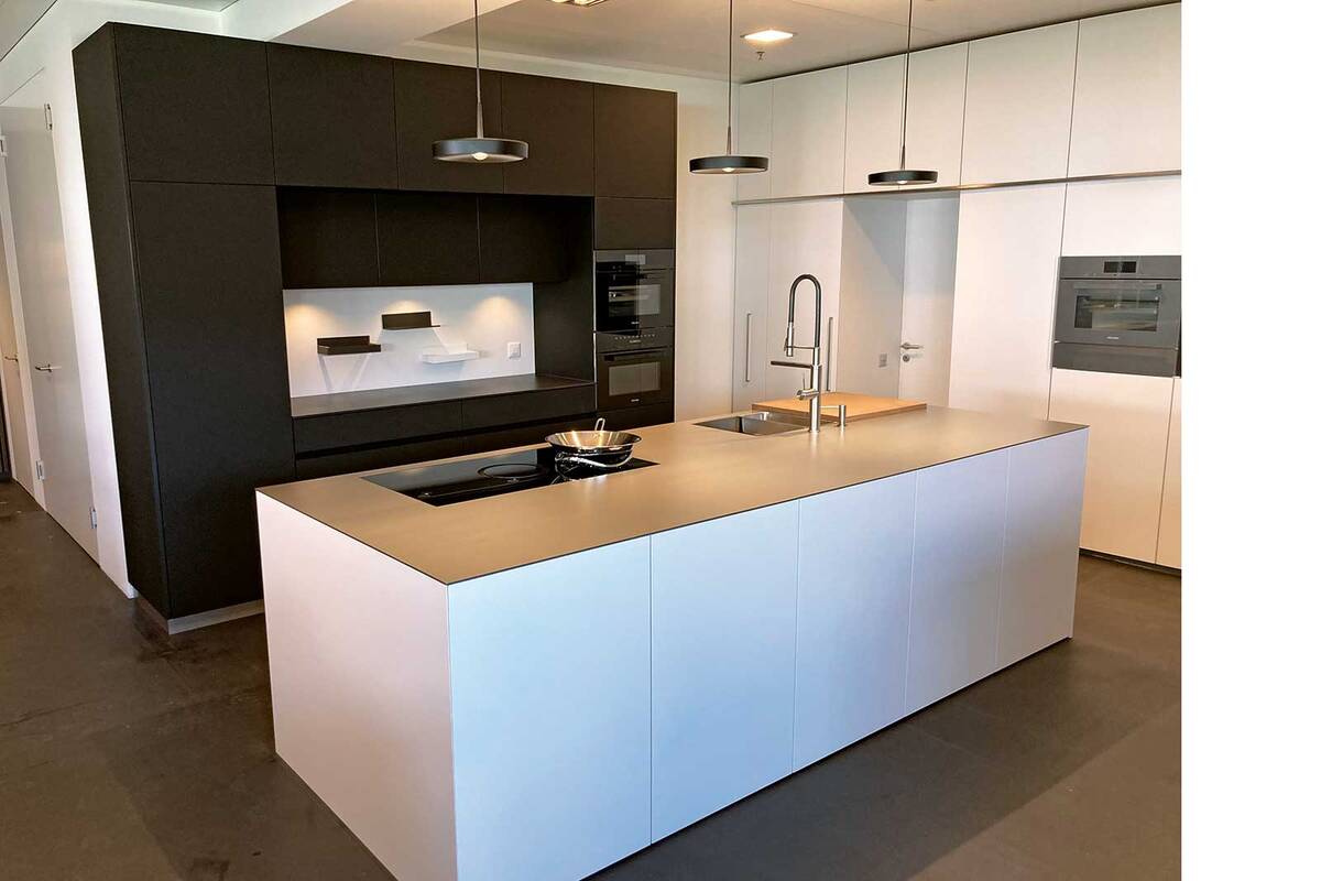 Individuell geplante Küchen: Wer einen Showroom mit unzähligen Ausstellungsküchen sucht, wird in Steffisburg nicht fündig. Doch dies aus gutem Grund: Die Schreiner planen und fertigen die Küchen und Möbel individuell nach den Wünschen der Kunden. Anstatt eine Küche aus der Ausstellung auszuwählen, entwickeln die Kunden gemeinsam mit den Experten ihre eigene Lösung. Dazu stehen unzählige Materialmuster, verschiedene Details und Möglichkeiten zur Verfügung, welche die Planung erleichtern. Als Spezialist im Innenausbau präsentiert Oesch in der Ausstellung eine komplett eingerichtete Wohnung, sodass im Falle eines Neubaus gleich mehrere Räume harmonisch aus einem Guss geplant werden können. Oesch Innenausbau AG.