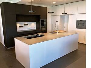 Individuell geplante Küchen: Wer einen Showroom mit unzähligen Ausstellungsküchen sucht, wird in Steffisburg nicht fündig. Doch dies aus gutem Grund: Die Schreiner planen und fertigen die Küchen und Möbel individuell nach den Wünschen der Kunden. Anstatt eine Küche aus der Ausstellung auszuwählen, entwickeln die Kunden gemeinsam mit den Experten ihre eigene Lösung. Dazu stehen unzählige Materialmuster, verschiedene Details und Möglichkeiten zur Verfügung, welche die Planung erleichtern. Als Spezialist im Innenausbau präsentiert Oesch in der Ausstellung eine komplett eingerichtete Wohnung, sodass im Falle eines Neubaus gleich mehrere Räume harmonisch aus einem Guss geplant werden können. Oesch Innenausbau AG.