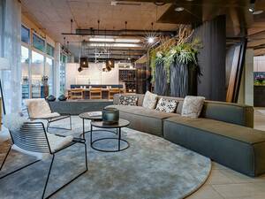 Wohnräume in ihrer Gesamtheit erleben: Es ist oft eine Herausforderung, Vorstellungen von Kopf und Herz aufs Papier zu bringen. Showrooms bieten hier wertvolle Unterstützung – besonders wenn sie, wie beim Stuber Team, durchdachte Küchen und Wohnräume in ihrer Gesamtheit präsentieren. In der Ausstellung in Rotkreuz können die Kunden die unterschiedlichsten Materialien spüren, Wasserhähne oder Schubladenautomatismen testen und durch dieses sinnliche Erlebnis herausfinden, was sich für sie passend anfühlt. Stuber Team.