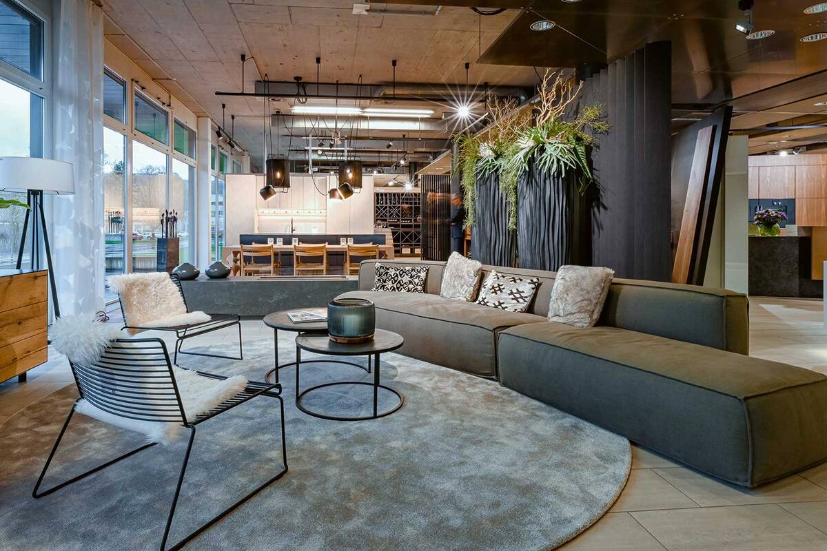 Wohnräume in ihrer Gesamtheit erleben: Es ist oft eine Herausforderung, Vorstellungen von Kopf und Herz aufs Papier zu bringen. Showrooms bieten hier wertvolle Unterstützung – besonders wenn sie, wie beim Stuber Team, durchdachte Küchen und Wohnräume in ihrer Gesamtheit präsentieren. In der Ausstellung in Rotkreuz können die Kunden die unterschiedlichsten Materialien spüren, Wasserhähne oder Schubladenautomatismen testen und durch dieses sinnliche Erlebnis herausfinden, was sich für sie passend anfühlt. Stuber Team.