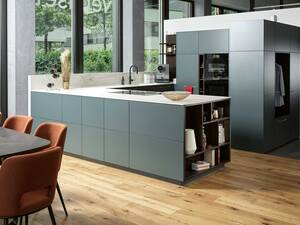 Rund um Küche und Waschküche: In sieben Ausstellungen in Luzern, Zürich, Basel und im Aargau (zwei Standorte) sowie im Kanton Waadt beweisen die modernen und praktischen Ausstellungsküchen, dass Veriset für Qualität steht. In den Showrooms werden zudem Geräte aller Marken gezeigt sowie eine grosse Auswahl an Farben, Materialien und Mustern präsentiert. Im Standardsortiment sind 80 Farben bemustert, und zur Auswahl stehen fast 50 verschiedene Griffe sowie grifflose Varianten. Neben Küchen in Schweizer Qualität zeigt Veriset auch Garderoben, Einbauschränke und Möbel für den Waschraum oder den Hauswirtschaftsraum. Veriset AG.