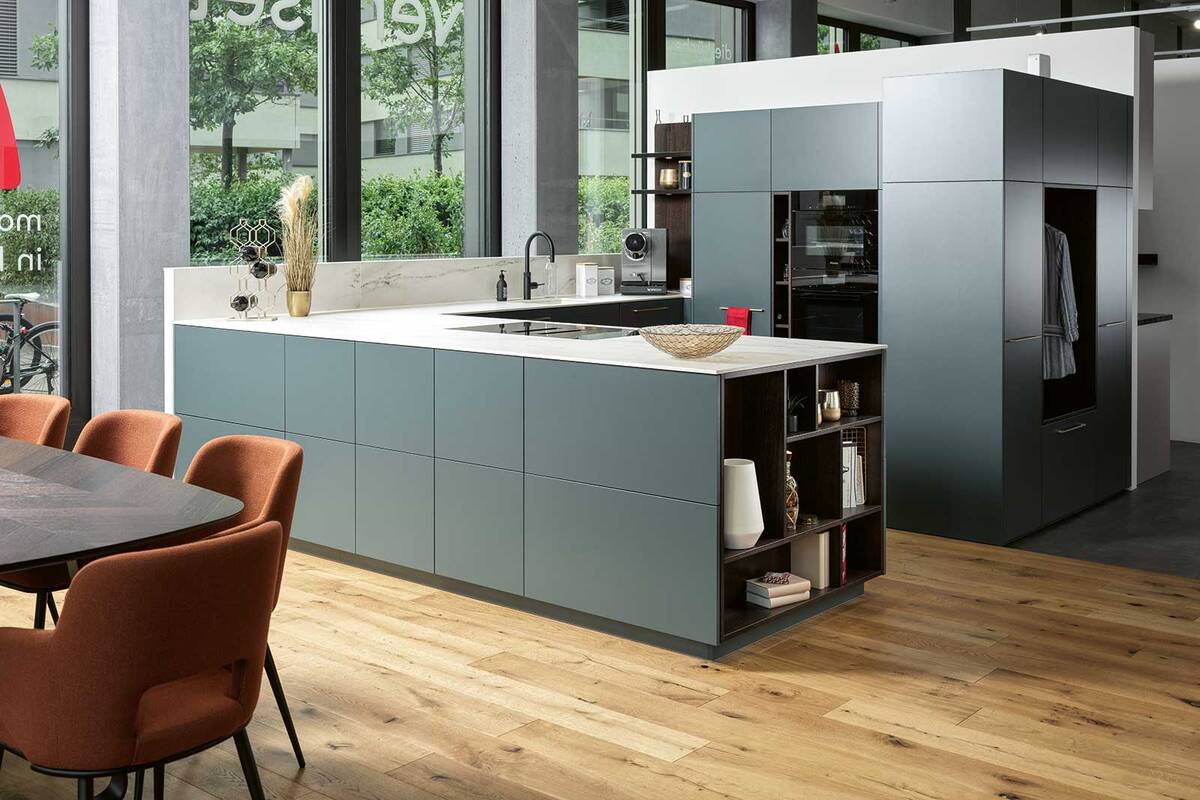 Rund um Küche und Waschküche: In sieben Ausstellungen in Luzern, Zürich, Basel und im Aargau (zwei Standorte) sowie im Kanton Waadt beweisen die modernen und praktischen Ausstellungsküchen, dass Veriset für Qualität steht. In den Showrooms werden zudem Geräte aller Marken gezeigt sowie eine grosse Auswahl an Farben, Materialien und Mustern präsentiert. Im Standardsortiment sind 80 Farben bemustert, und zur Auswahl stehen fast 50 verschiedene Griffe sowie grifflose Varianten. Neben Küchen in Schweizer Qualität zeigt Veriset auch Garderoben, Einbauschränke und Möbel für den Waschraum oder den Hauswirtschaftsraum. Veriset AG.