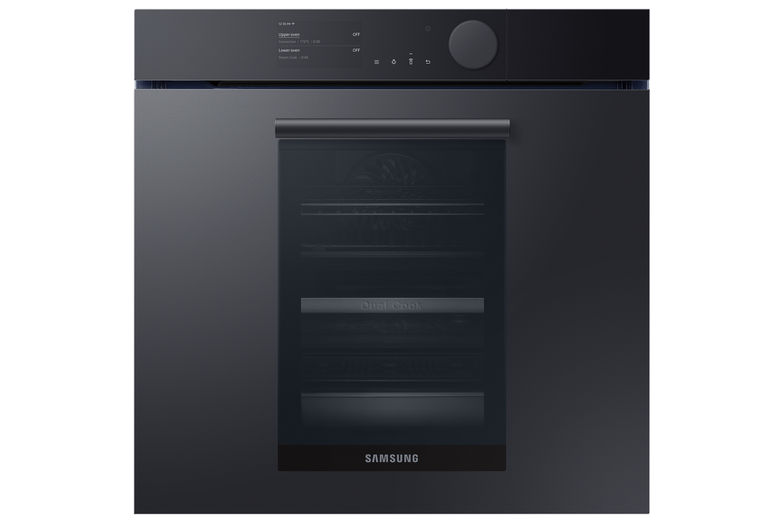 Zwei Gerichte gleichzeitig: Der Braten ist noch im Ofen, aber das Gratin muss auch gebacken werden. Probleme wie diese sollen der Vergangenheit angehören. Samsung erweitert sein Portfolio im Bereich der vernetzten Hausgeräte und stellte auf der Swissbau neben dem «WaterWall»-Geschirrspüler und dem smarten «Family Hub»-Kühlschrank den «Dual Cook Steam»-Einbaubackofen vor. Durch diesen können im selben Ofen zwei Gerichte gleichzeitig mit unterschiedlichen Betriebsmodi zubereitet werden. So wird simultanes Backen und Steamen im selben Gerät möglich.