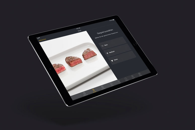 Auf den Punkt: Nichts ist ärgerlicher als das Steak, das zu lange gebraten ist. «CookAssist», die smarte Anwendung für die Induktionskochfelder mit «TempControl», kümmert sich um den perfekten Garpunkt des Steaks. Dafür gibt der Nutzer am Smartphone den gewünschten Gargrad ein. Das Fleisch kommt erst dann in die Pfanne, wenn sie auf exakt 200° C vorgeheizt ist. Diesen Zeitpunkt verrät der Bratsensor über das Smartphone oder das Kochfeld, optisch und akustisch. Noch einmal wenden, wenn die App dazu auffordert, und fertig ist das perfekte Steak. «CookAssist» unterstützt bei einer Vielzahl weiterer Gerichte.