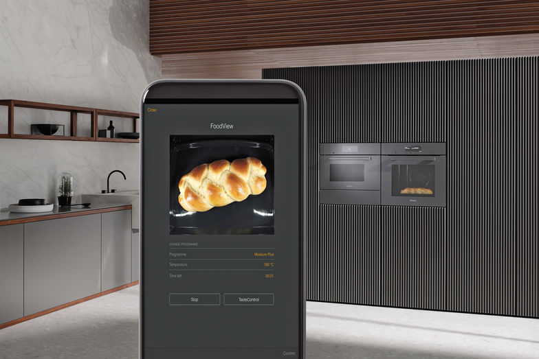 Alexa, öffne den Backofen! In der Küche werden immer mehr Miele-Geräte mit Amazons Sprachassistenten Alexa verbunden. Darunter sind Anwendungen, die man schon nach einmaligem Ausprobieren nicht mehr missen möchte. Beispiele: Bei Backöfen der neuen grifflosen «ArtLine»-Serie öffnet sich durch Amazons Sprachassistent Alexa auf Zuruf die Tür oder startet den Geschirrspüler, der mit «AutoDos» und «PowerDisk» keine Zufuhr des Spülmittels benötigt, schaltet die Dunstabzugshaube aus oder führt mit Alexa durch das Rezept der Woche. Durch die Vernetzungsoption «FoodView» wird der Blick in den Backoffen gewährt, auch wenn man nicht vor ihm steht: Über das Smartphone kann man so einen Blick auf Kuchen, Braten und Co. werfen. Die vor Hitze geschützt eingebaute Kamera überträgt Bilder in HD-Qualität auf Tablet oder Smartphone. Von dort aus lassen sich auch Temperatur und Garzeit nachregeln.