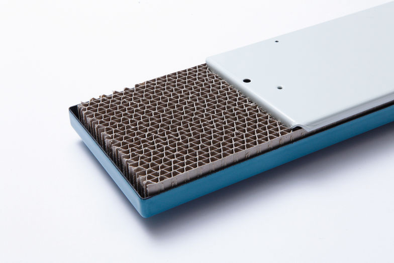 Der Wabenkern macht die Fronten leicht und doch stabil. Der Wabenkern führt zu­dem dazu, dass das Blech­geräusch einer Stahlküche entfällt.