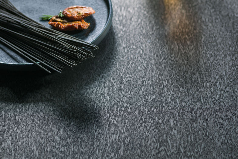 Jede Platte ein Unikat: Je nach Behandlung erhöht sich der sichtbare Silberanteil.